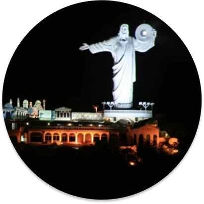 Cristo Luz durante a noite.